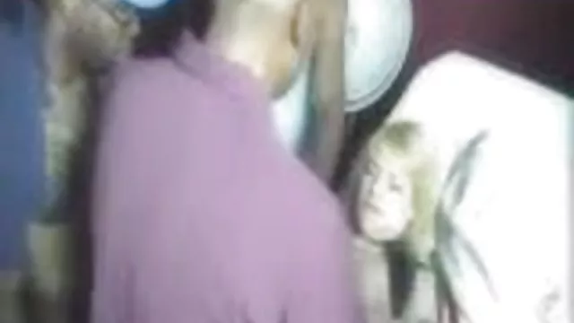Porno kaydı Kızlar, koyu sarı gerçek sex izle çiçekler ve kayış ile şaşırttı